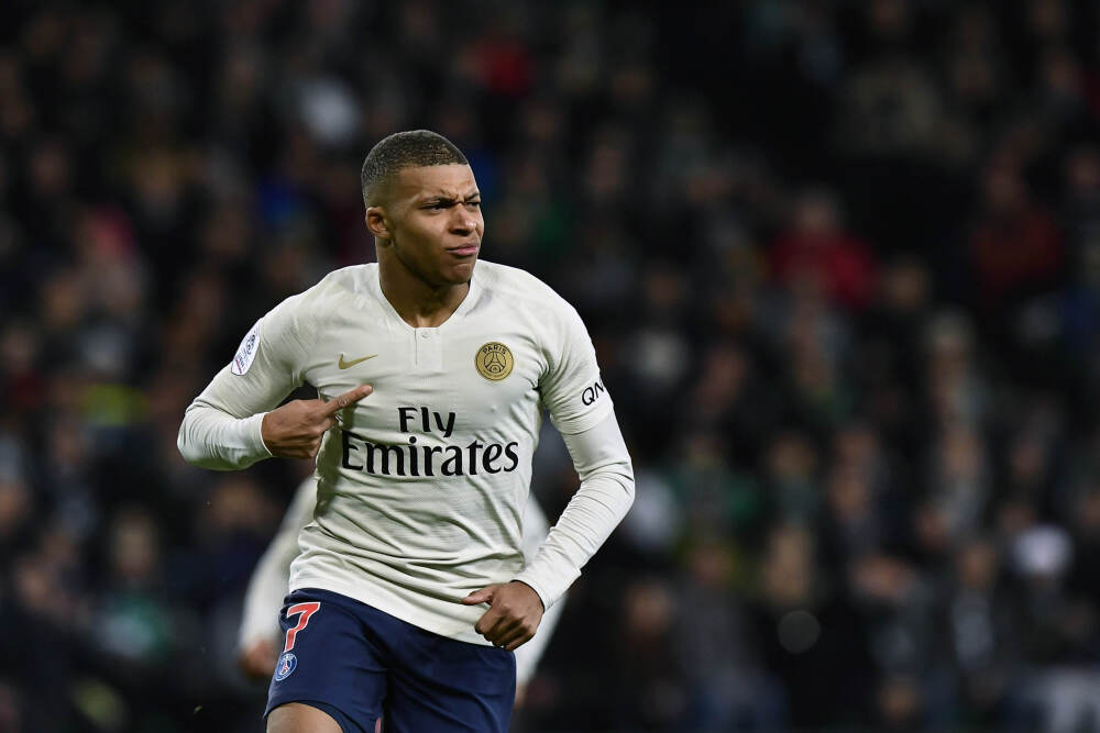 迪格雷戈里奥发布会分心没听清记者提问，斯帕莱蒂提醒他回答问题